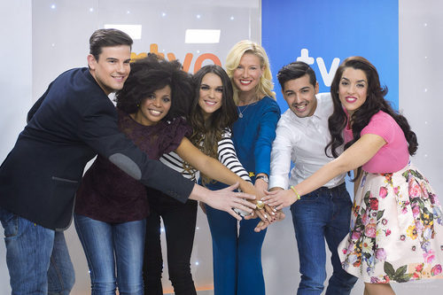 Anne Igartiburu juntando las manos con los candidatos del 'Festival de Eurovisión 2014'