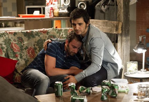 Fran Perea consolando a Dani Rovira en 'B&B, de boca en boca'