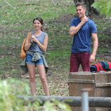 Sarah Hyland acompañada de un chico durante su rodaje en Australia