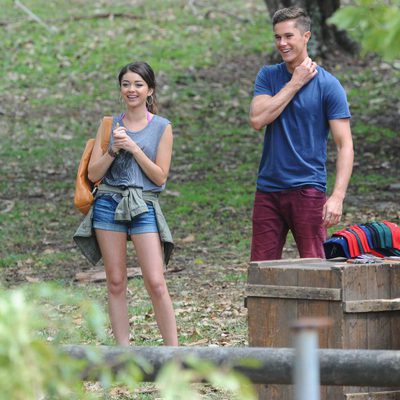 Sarah Hyland acompañada de un chico durante su rodaje en Australia