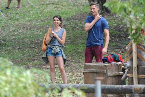 Sarah Hyland acompañada de un chico durante su rodaje en Australia