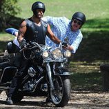 Eric Stonestreet montándose en una moto durante el rodaje de 'Modern Family'