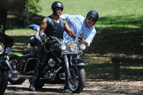 Eric Stonestreet montándose en una moto durante el rodaje de 'Modern Family'