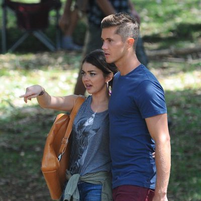 Sarah Hyland agarrada de un chico durante su rodaje en Australia