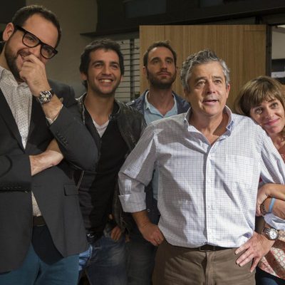 Los redactores de Byb miran contentos