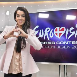 Ruth Lorenzo haciendo un corazón, símbolo de Eurovisión 2014