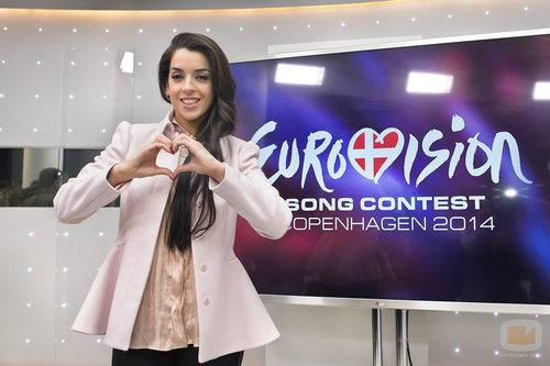 Ruth Lorenzo haciendo un corazón, símbolo de Eurovisión 2014
