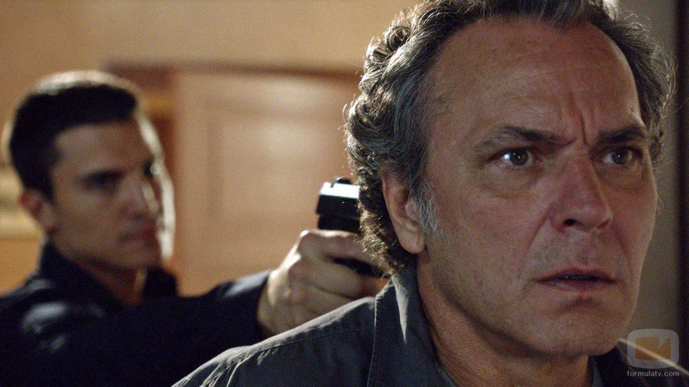 Álex González apuntando con una pistola a José Coronado en 'El Príncipe'