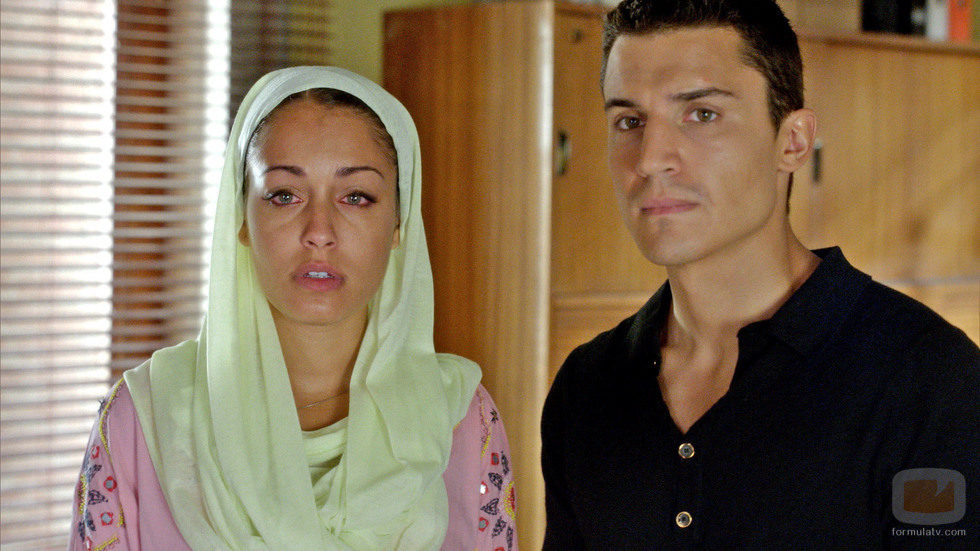 Hiba Abouk y Álex González en el cuarto capítulo de 'El Príncipe'