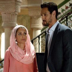 Hiba Abouk y Stany Coppet en el episodio cuarto de 'El Príncipe'