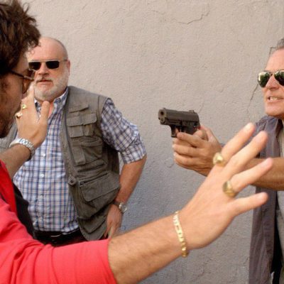 José Coronado apuntando con una pistola en el capítulo cuarto de 'El Príncipe'