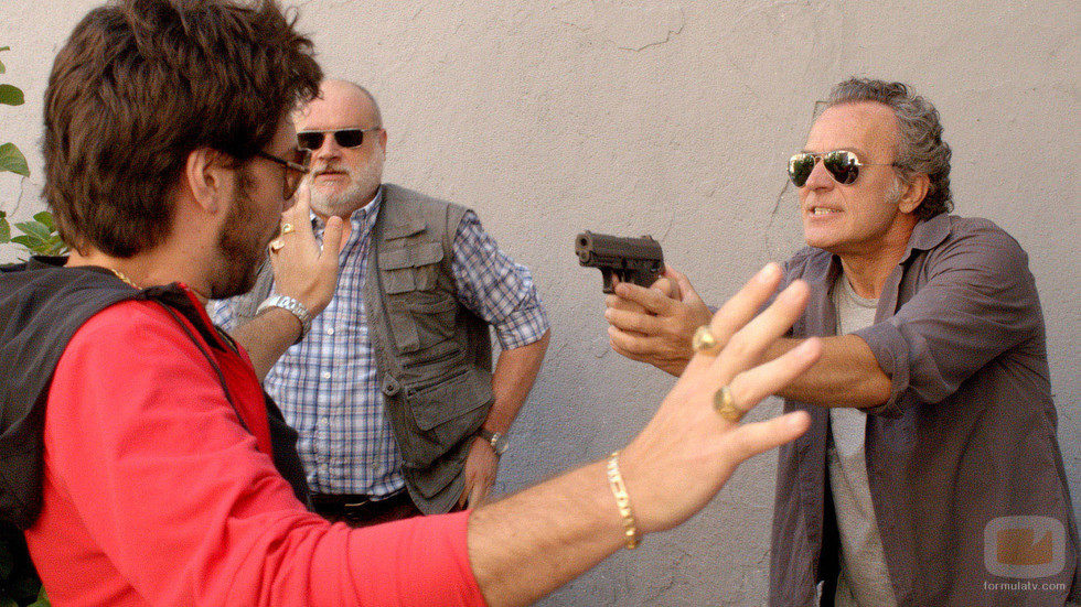 José Coronado apuntando con una pistola en el capítulo cuarto de 'El Príncipe'