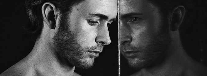 Pablo Rivero posando para VIM Magazine