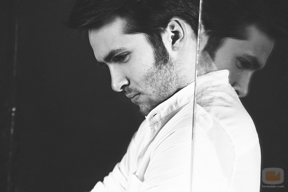 Ricardo Gómez posando para VIM Magazine