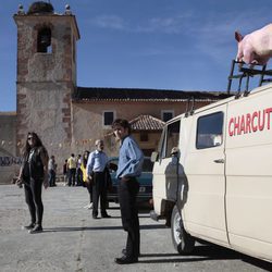 Carlos Alcántara en el capítulo "Qué hace una banda como tú en un pueblo como este"