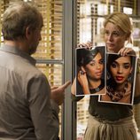 Candela muestra unas fotografías a Pablo en 'B&b, de boca en boca'