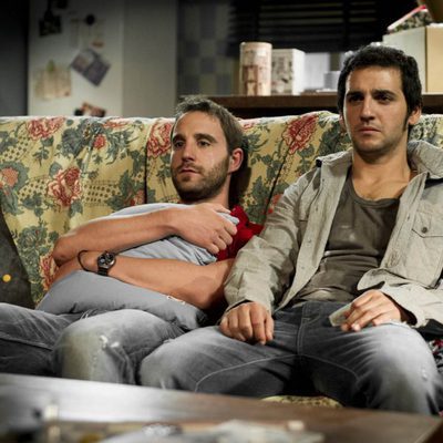 Juan y Mario sentados en un sofá en el tercer capítulo de 'B&b, de boca en boca'