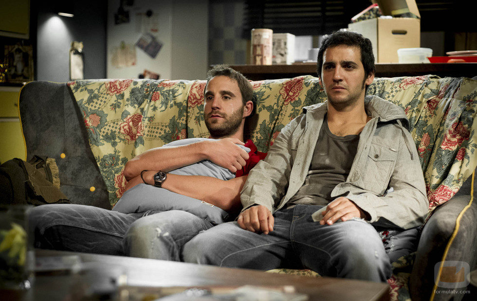Juan y Mario sentados en un sofá en el tercer capítulo de 'B&b, de boca en boca'
