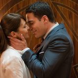 Paula Echevarría y Miguel Ángel Silvestre a punto de besarse en 'Velvet'