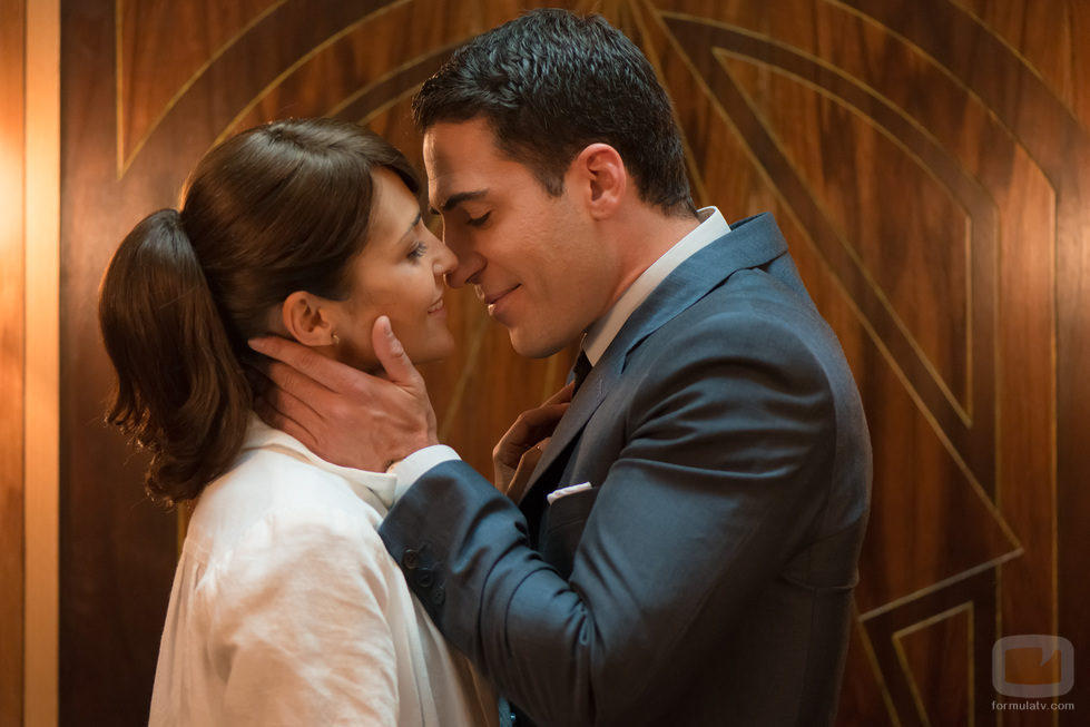 Paula Echevarría y Miguel Ángel Silvestre a punto de besarse en 'Velvet'