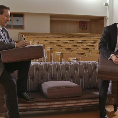Inaki Gabilondo y Risto Mejide firmando en el sofa de 'Viajando con Chester'