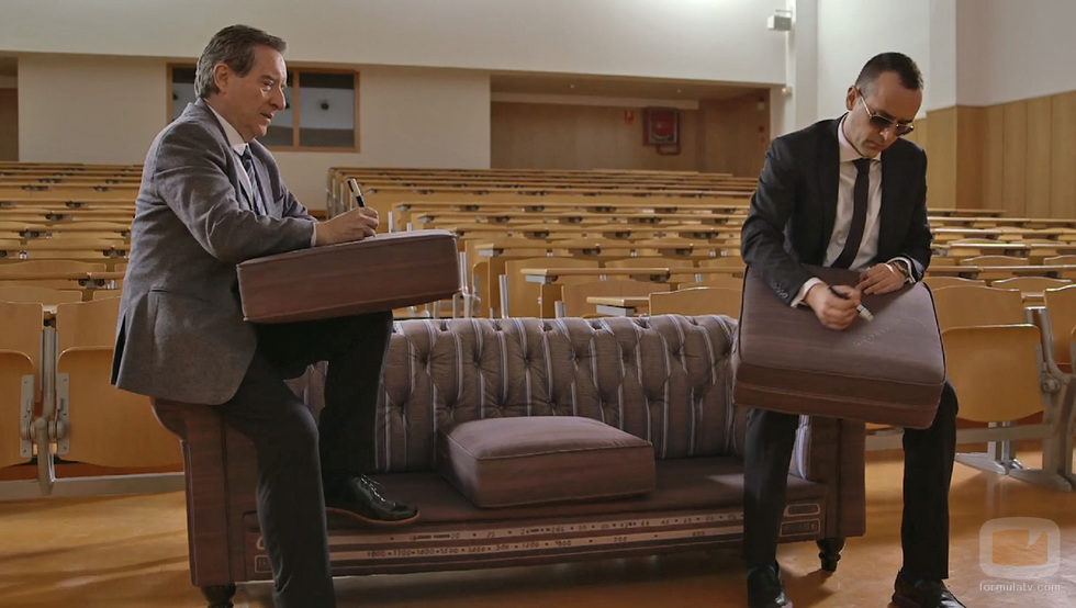 Inaki Gabilondo y Risto Mejide firmando en el sofa de 'Viajando con Chester'