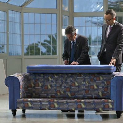 Miguel Ángel Revilla firmando el sofa de 'Viajando con Chester'