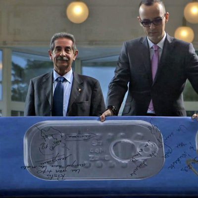 Miguel Ángel Revilla y Risto Mejide posando con el sofa de 'Viajando con Chester'