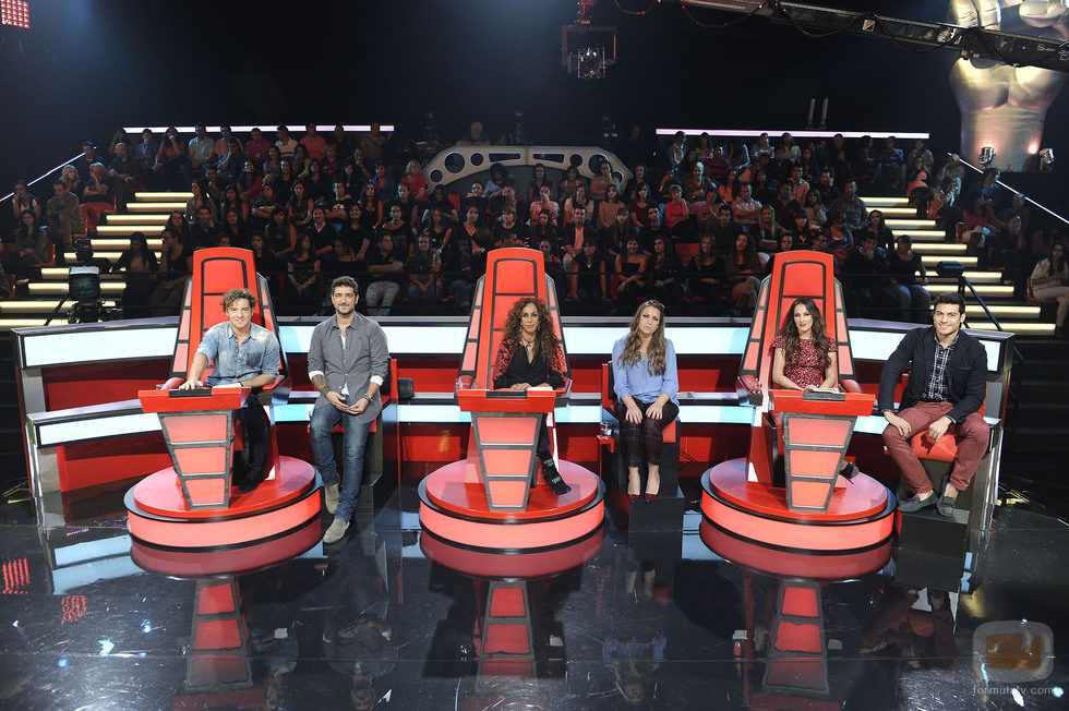 Los coaches junto con los asesores en las batallas de 'La voz kids'