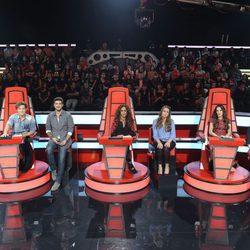 Los coaches junto con los asesores en las batallas de 'La voz kids'