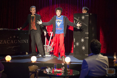 Barajas participa en un juego de magia en 'Aída'