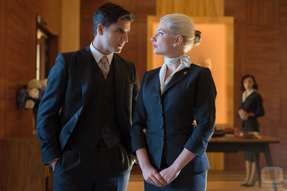 Patricia y Max hablando muy cerca en 'Velvet'