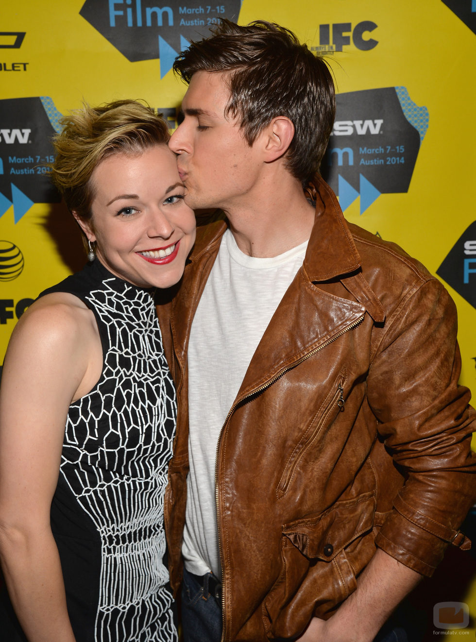 Chris Lowell besa a Tina Majorino en el preestreno de 'Veronica Mars'