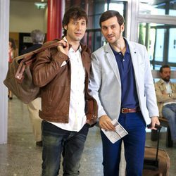 Raúl Fernández y Raúl Arévalo en la tercera temporada de 'Con el culo al aire'