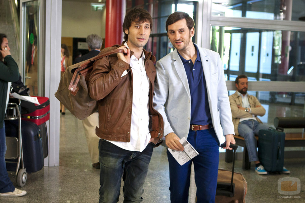 Raúl Fernández y Raúl Arévalo en la tercera temporada de 'Con el culo al aire'