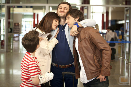 Jorge abraza a Ángel y Begoña en la tercera temporada de 'Con el culo al aire'