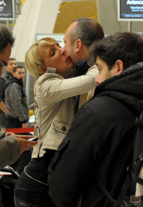 Aran Aznar saluda a Nacho Montes antes de partir hacia 'Supervivientes 2014'