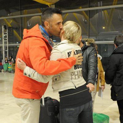 Rafa Lomana saluda a Aran Aznar en el aeropuerto