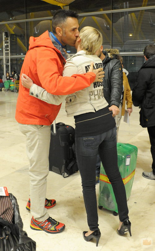 Rafa Lomana saluda a Aran Aznar en el aeropuerto