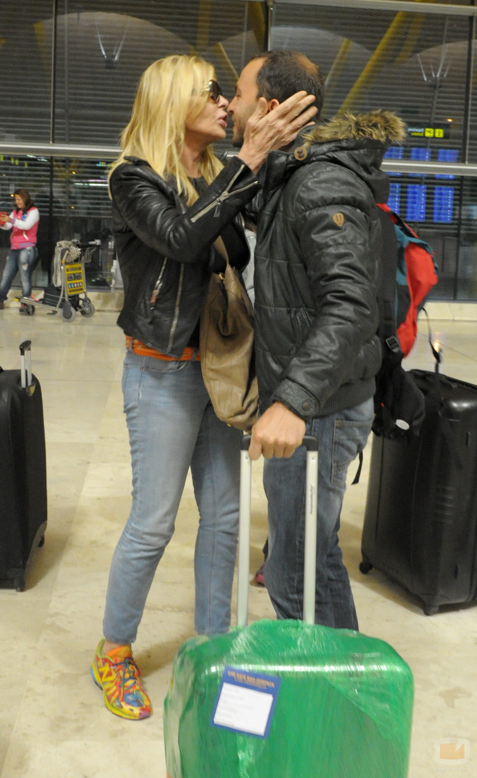 Bibiana Fernández y Antonio Tejado, concursantes de 'Supervivientes 2014', se saludan en el aeropueto