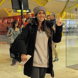 Anabel Pantoja, concursante de 'Supervivientes 2014', en el aeropuerto