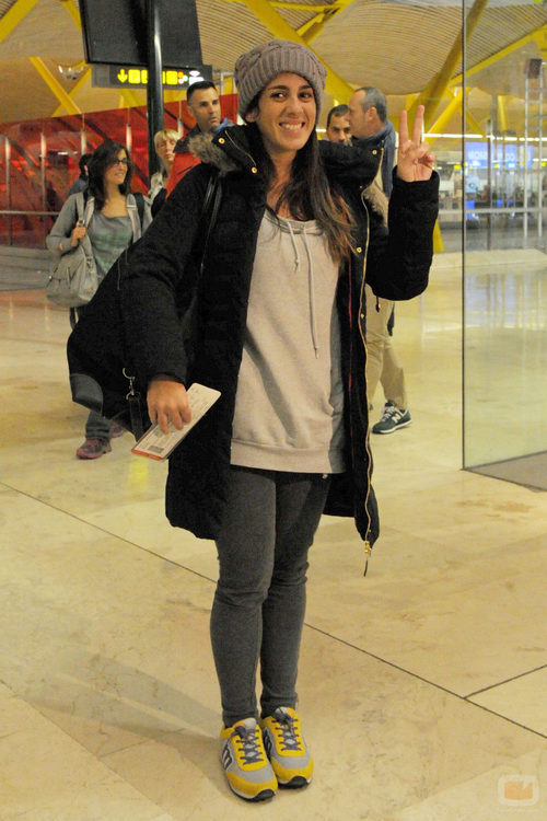 Anabel Pantoja, concursante de 'Supervivientes 2014', en el aeropuerto