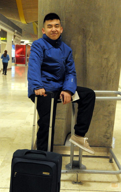 Yong Li, concursante de 'Supervivientes 2014, en el aeropuerto