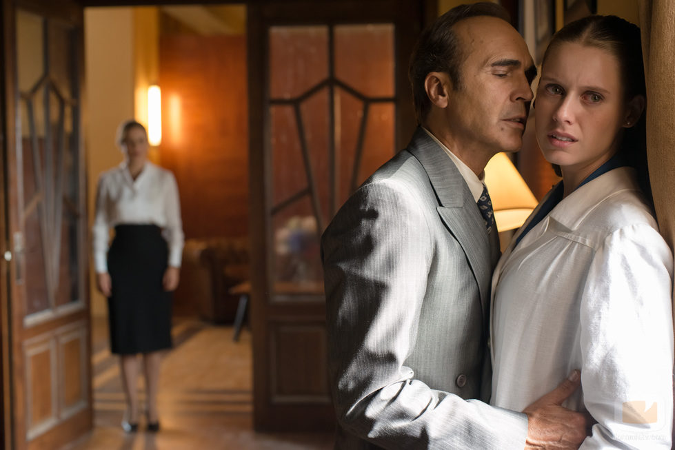 Don Francisco besa a la fuerza a Luisa en 'Velvet'