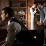 Miguel Ángel Silvestre pensativo en 'Velvet'