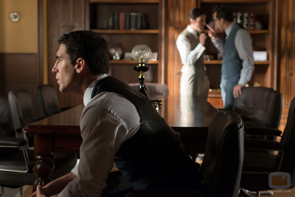 Miguel Ángel Silvestre pensativo en 'Velvet'