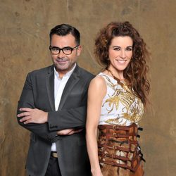 Raquel Sánchez Silva y Jorge Javier Vázquez posan para 'Supervivientes 2014'