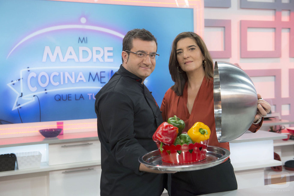 Sergio Fernández y María Jiménez Latorre presentadores de 'Mi madre cocina mejor que la tuya'