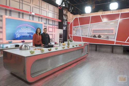 Sergio Fernández y María Jiménez Latorre posan en 'Mi madre cocina mejor que la tuya'