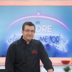 Sergio Fernández posando en 'Mi madre cocina mejor que la tuya'